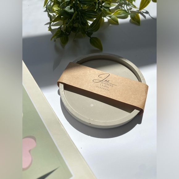 LIGHT GRAY Handmade Minimalist Round Coaster Concrete Tray | Candle Key Holder😍 - Picture 3 of 5